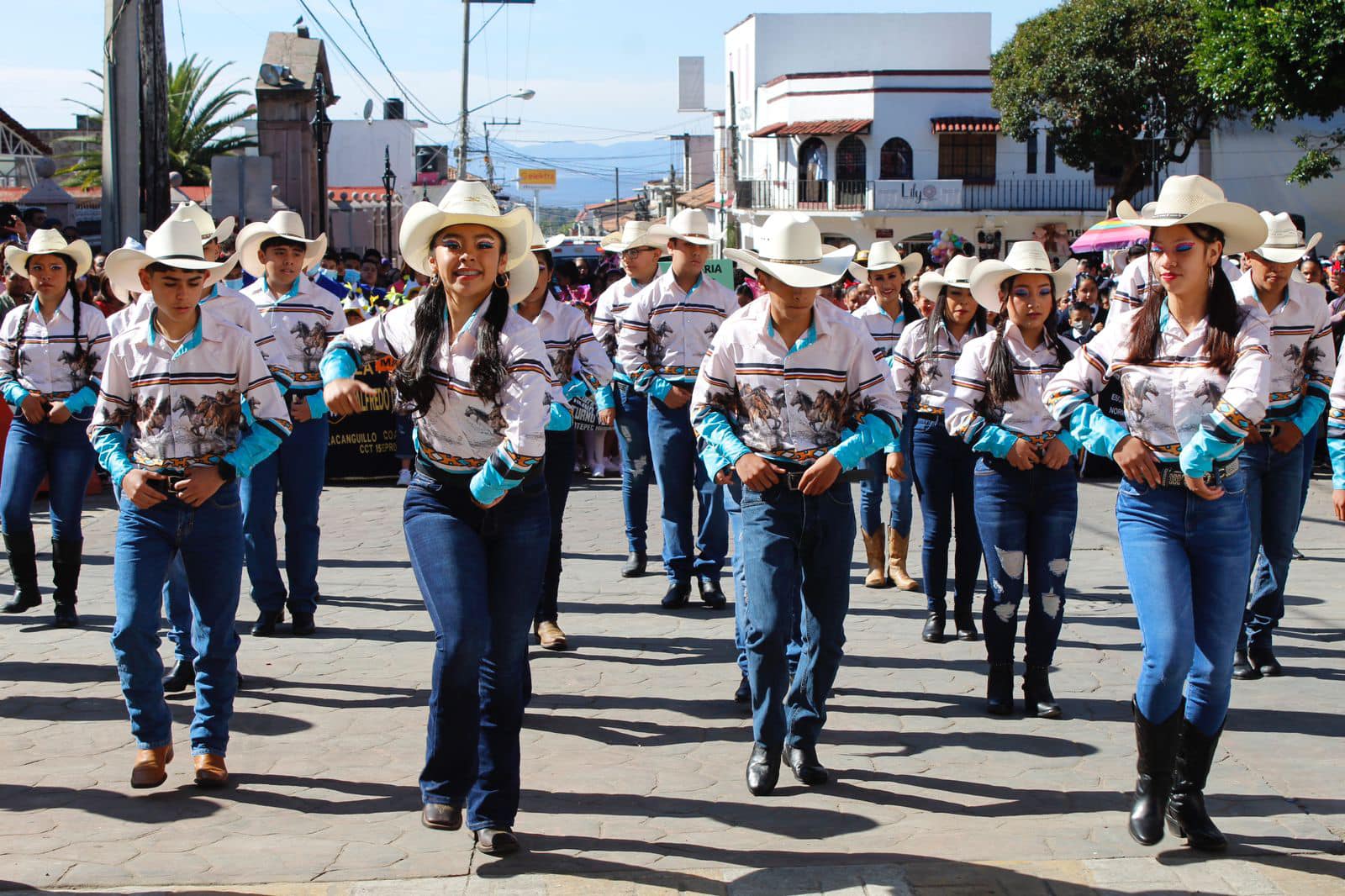 1679494168 306 En un dia lleno de color musica y alegria vivimos