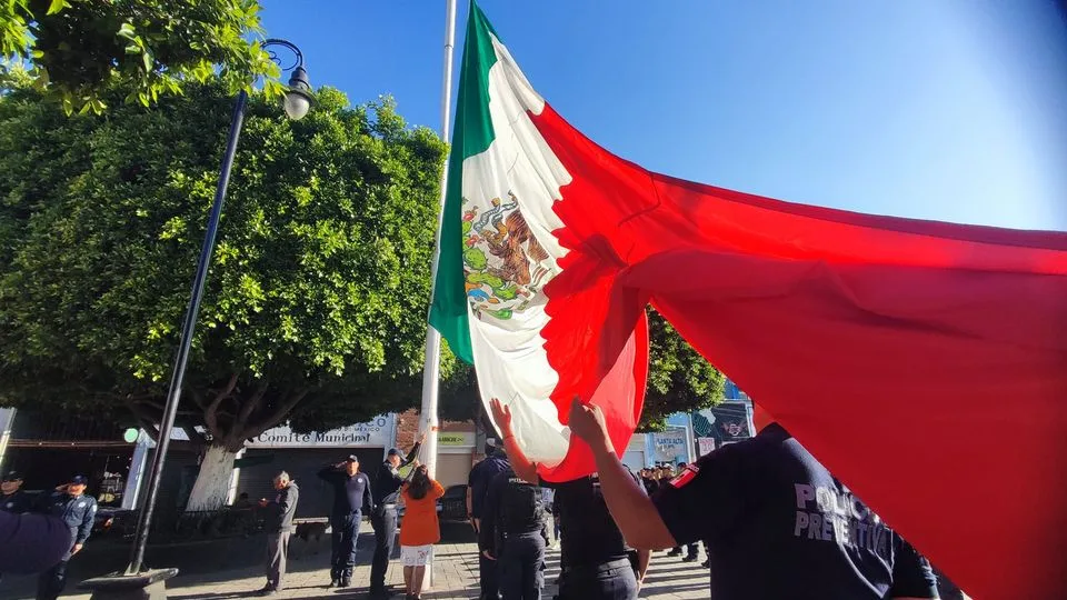 1679520455 Izamiento de nuestra bandera en conmemoracion del 217 Aniversario del jpg