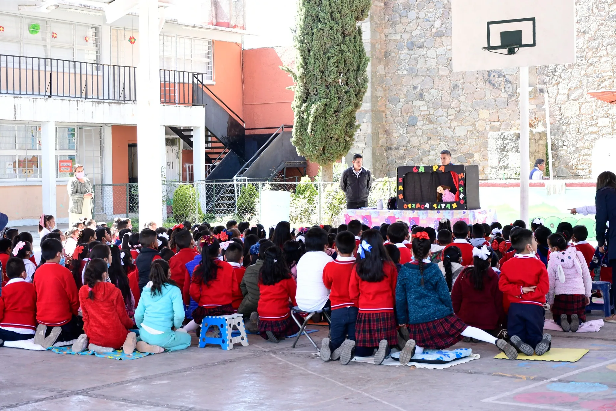 1679527095 En primaria Benito Juarez de Jilotzingo se presentan teatro guinol jpg