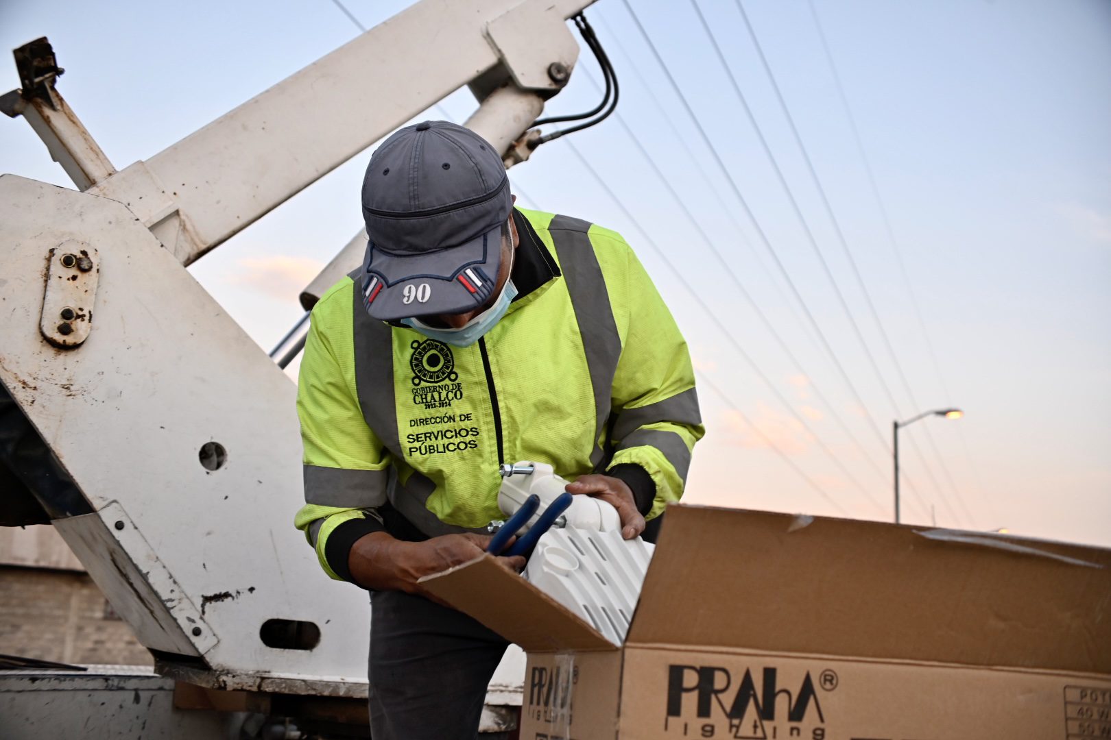 1679528535 136 Hacemos senderos mas seguros iluminando las vialidades de las comunidades