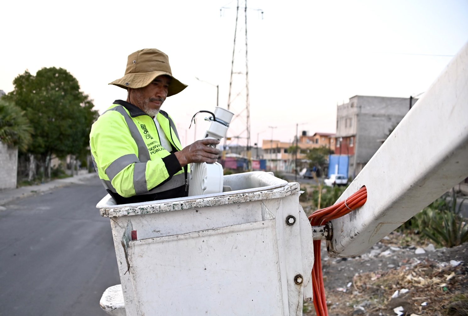 1679528544 271 Hacemos senderos mas seguros iluminando las vialidades de las comunidades