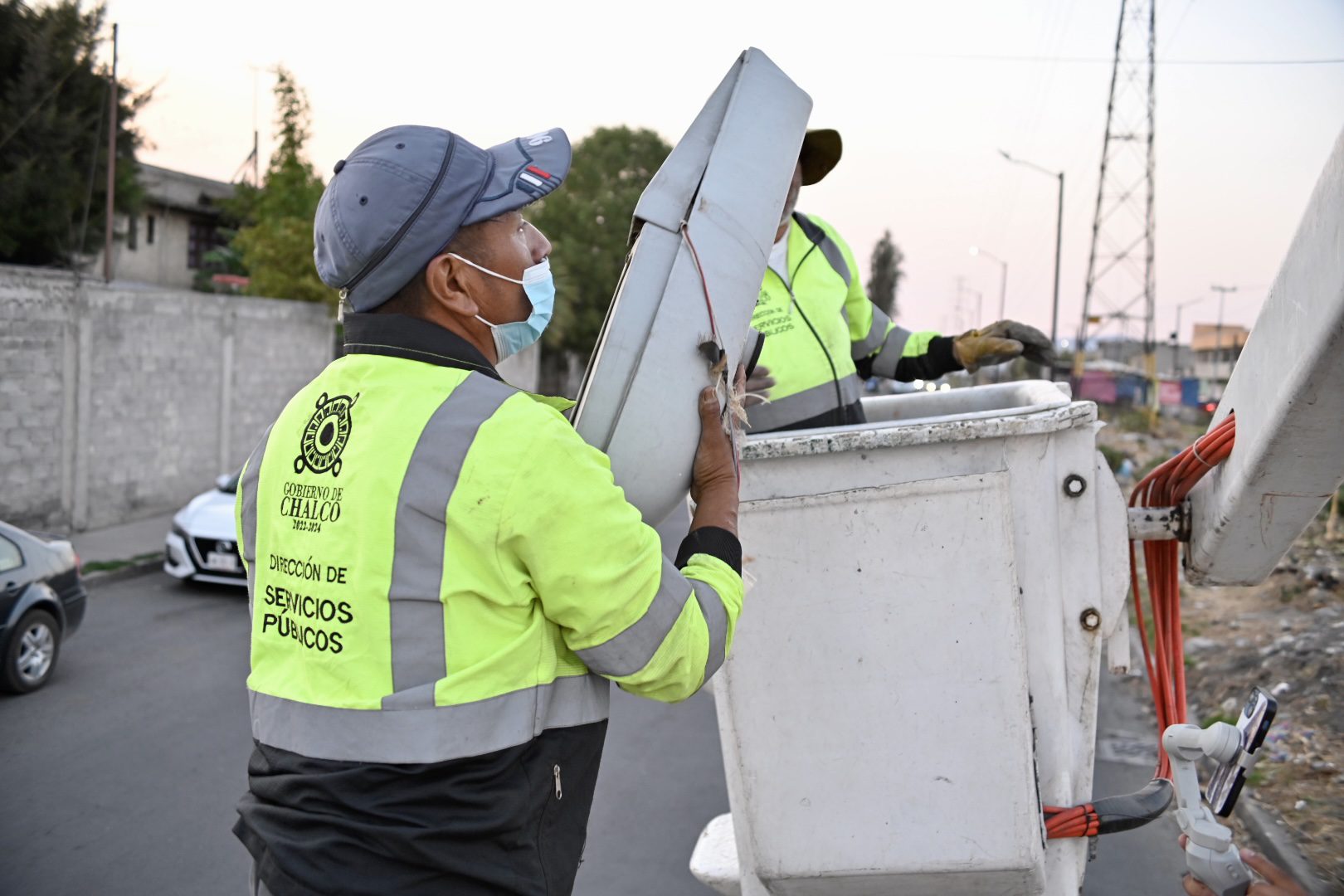 1679528548 590 Hacemos senderos mas seguros iluminando las vialidades de las comunidades