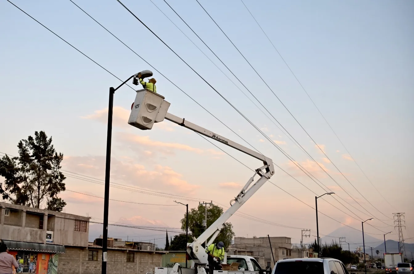 1679528656 Hacemos senderos mas seguros iluminando las vialidades de las comunidades jpg