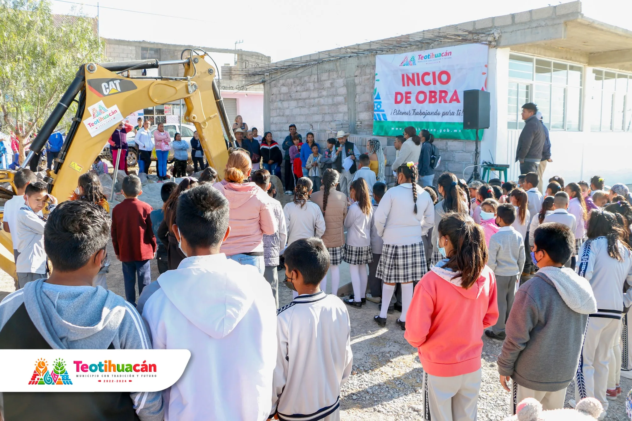 1679573423 Banderazo de inicio a la obra Construccion de aula escolar jpg