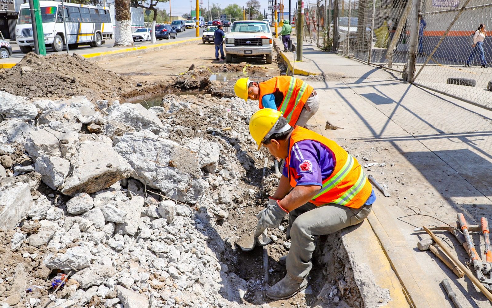 1679579476 782 En la Calzada de Guadalupe se realizan los trabajos de