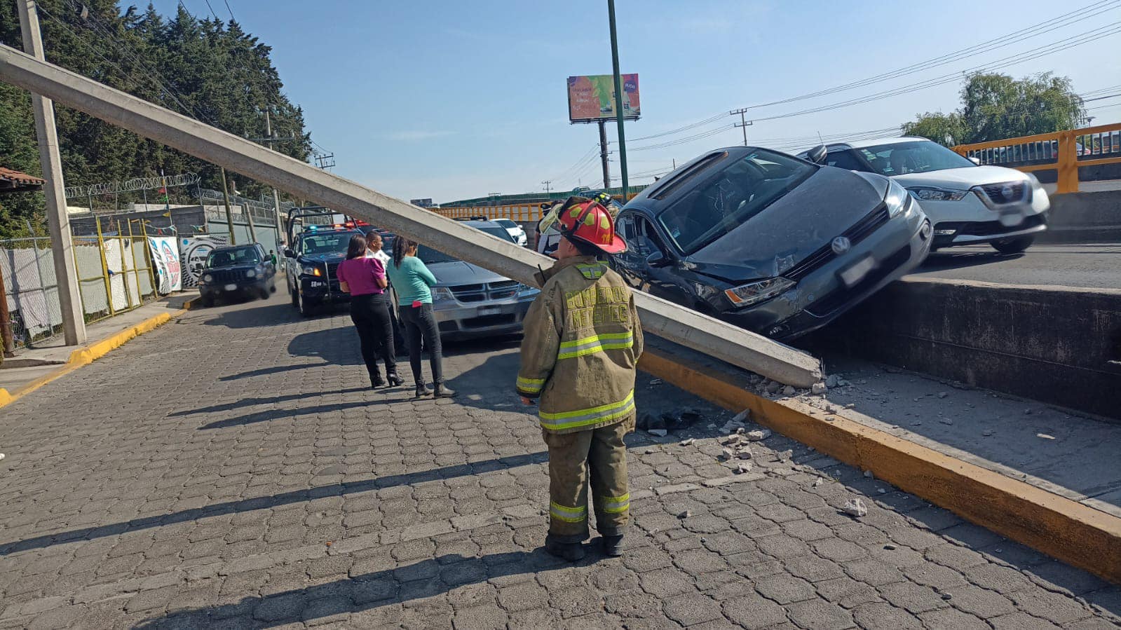 1679592500 El martes por la manana un automovil se impacto contra