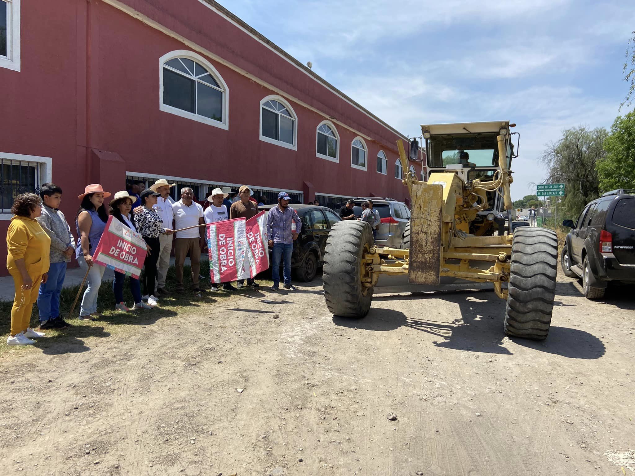 1679772140 882 Banderazo inicio de la obra Pavimentacion con adocreto en el