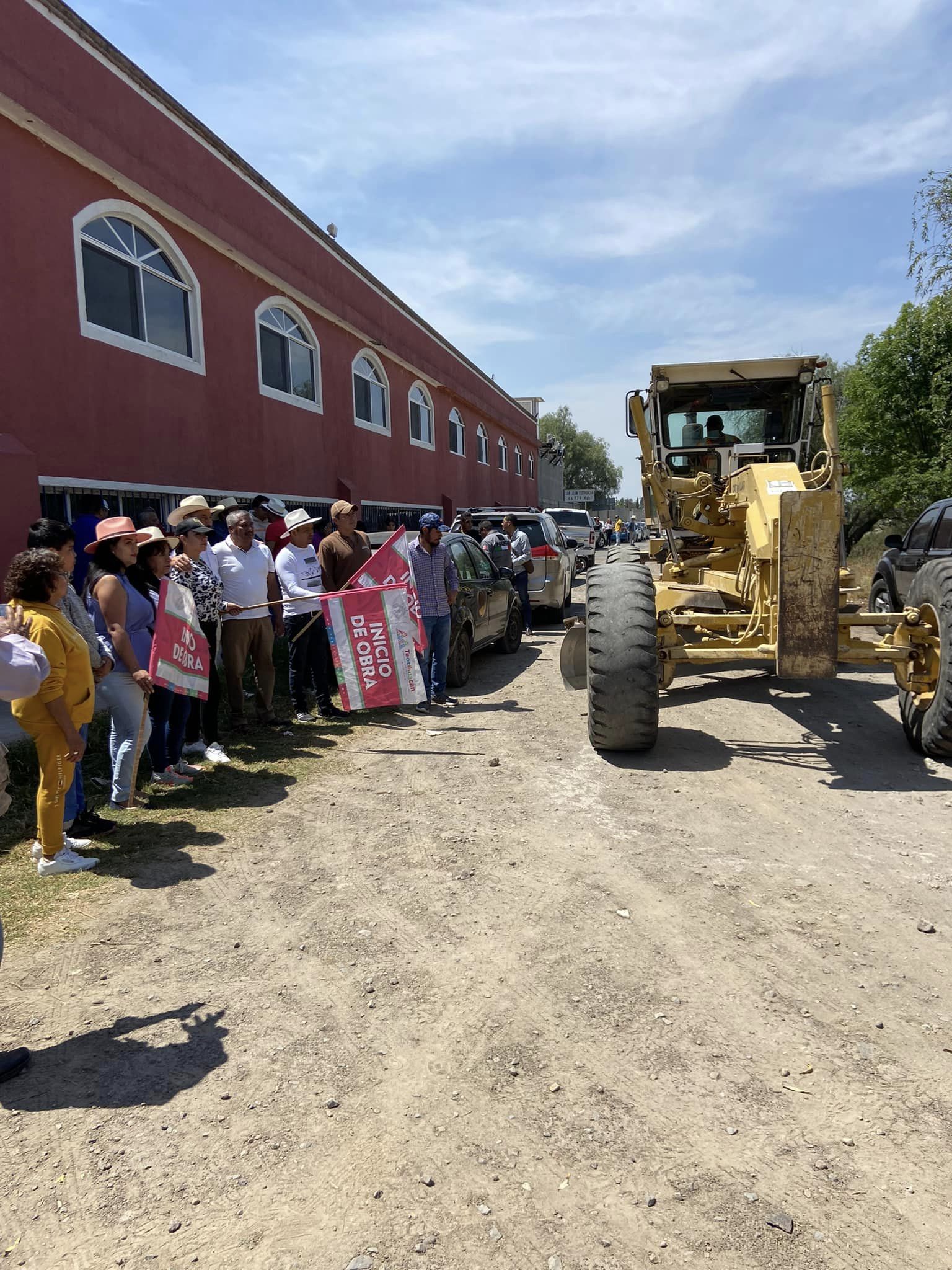 1679772147 246 Banderazo inicio de la obra Pavimentacion con adocreto en el