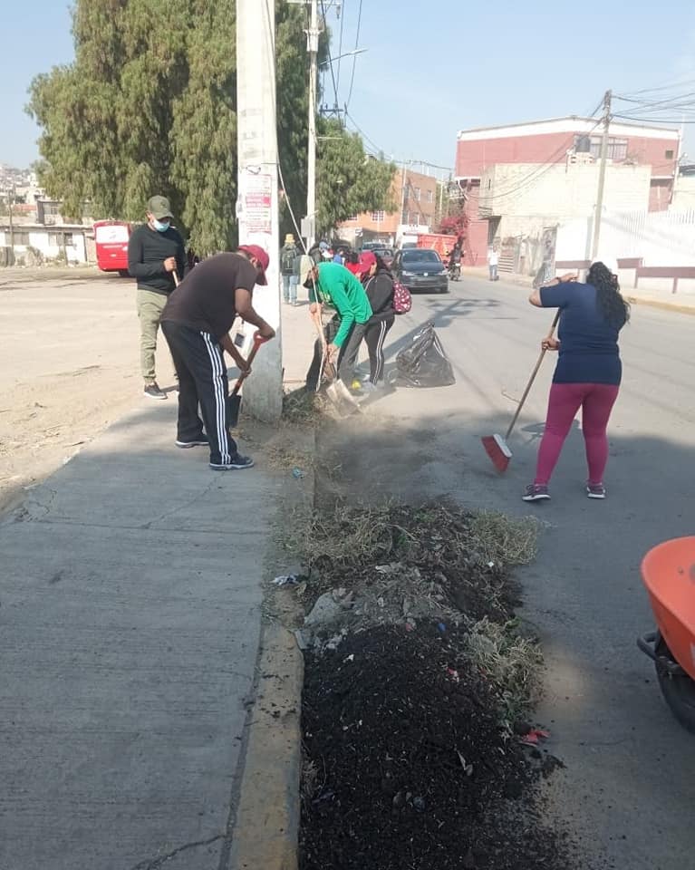 1679836040 SERVIDORES PUBLICOS DE CHIMALHUACAN REALIZAN JORNADA DE LIMPIEZA EN CALLE