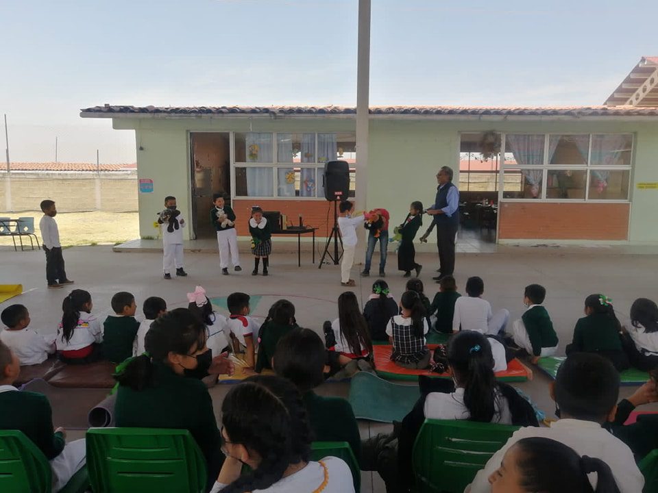 1680100160 553 El maestro Esteban Gil estuvo presente en la comunidad de