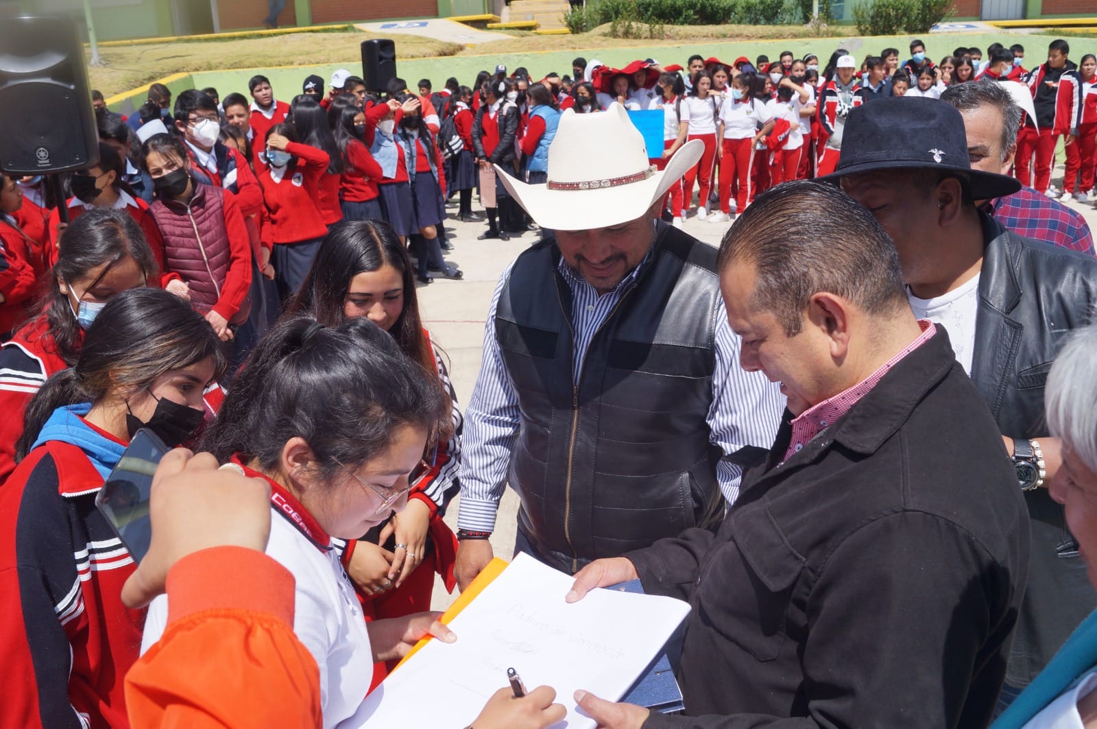 1680129682 784 Mas y mejores obras para la educacion