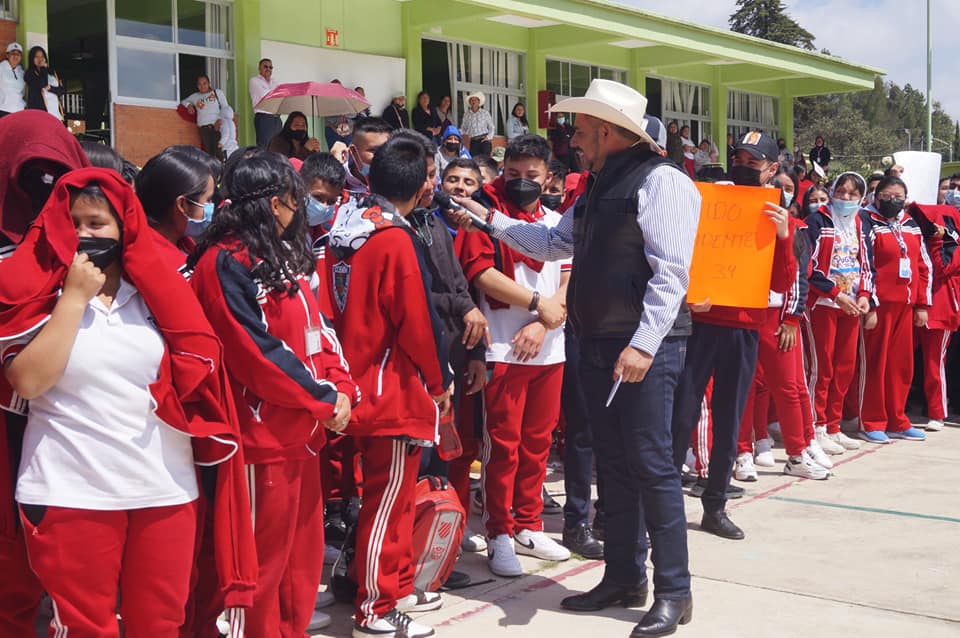 1680129743 Mas y mejores obras para la educacion