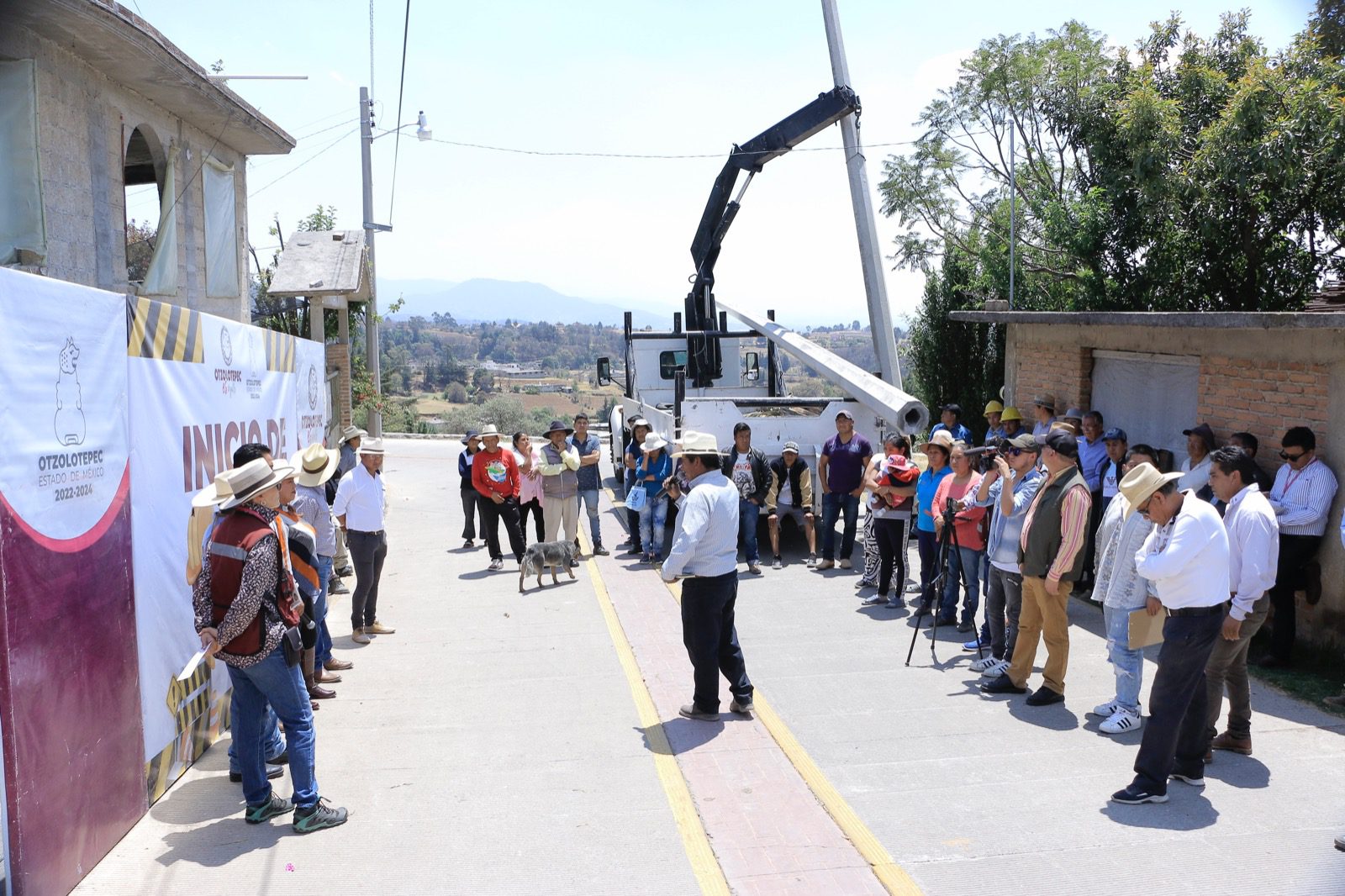 1680179236 927 Con pavimentacion y electrificacion en La Concepcion y Capulhuac nuestro