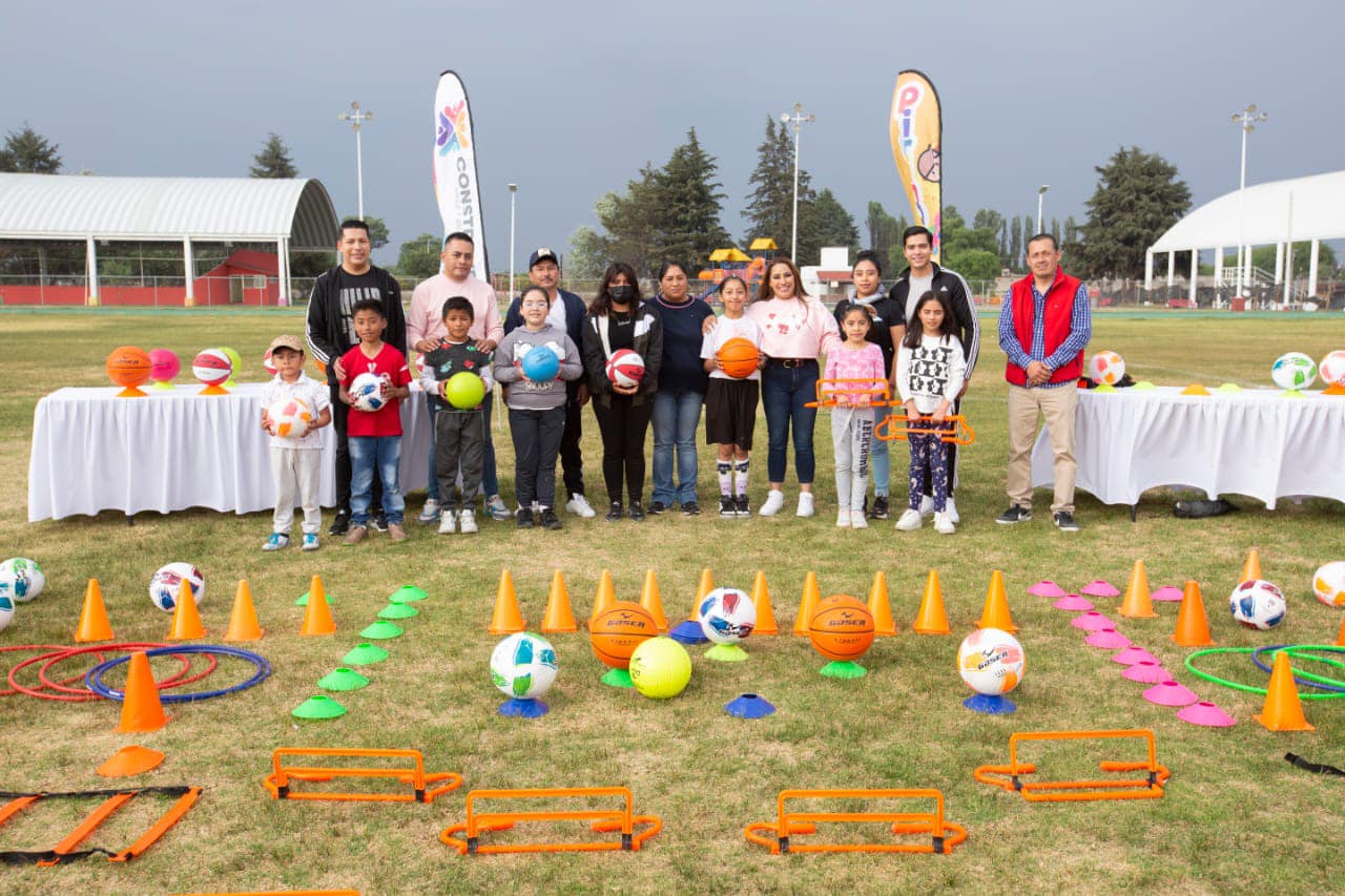 1680181812 Para que nuestras ninas y ninos sigan haciendo deporte entregamos