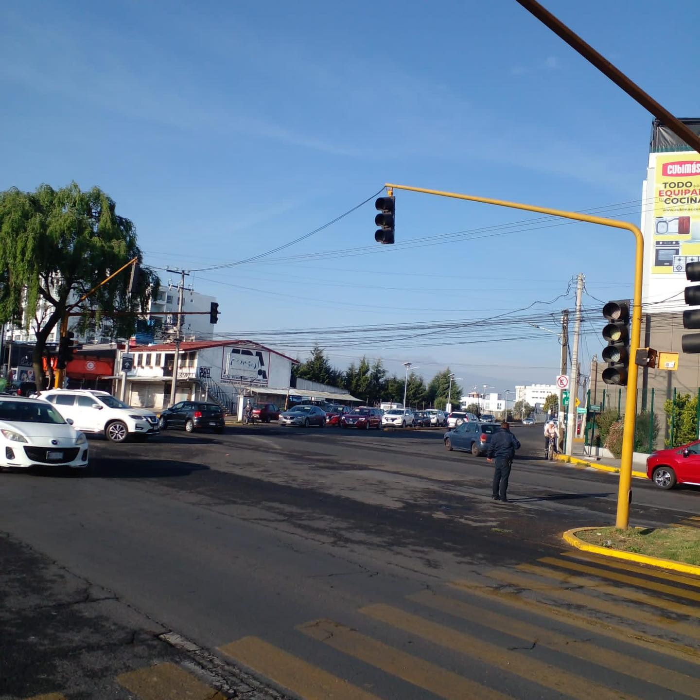 1680190456 130 Toma precauciones Los semaforos del cruce de Av Tecnologico y