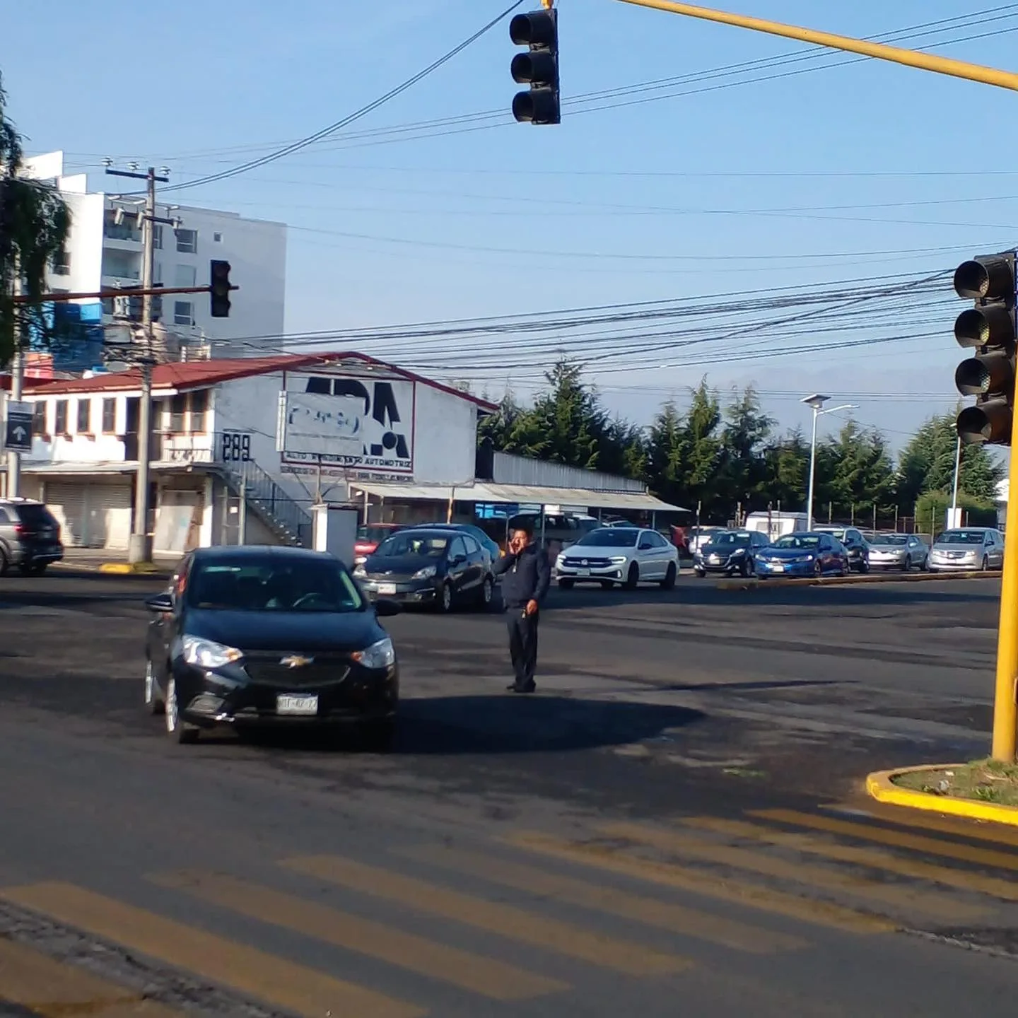 1680190497 Toma precauciones Los semaforos del cruce de Av Tecnologico y jpg