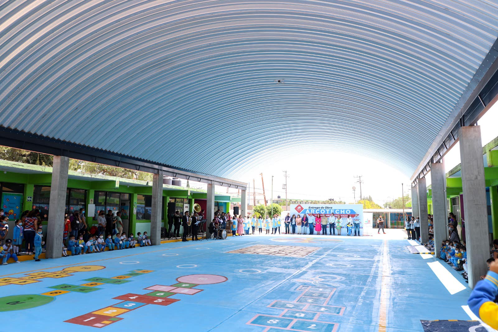 1680191596 331 Durante la entrega del arcotechos en el Jardin de Ninos