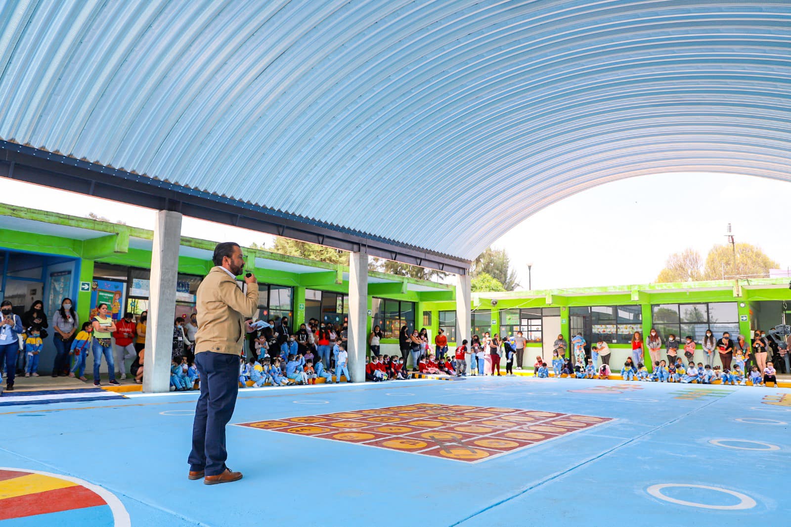 1680191607 774 Durante la entrega del arcotechos en el Jardin de Ninos