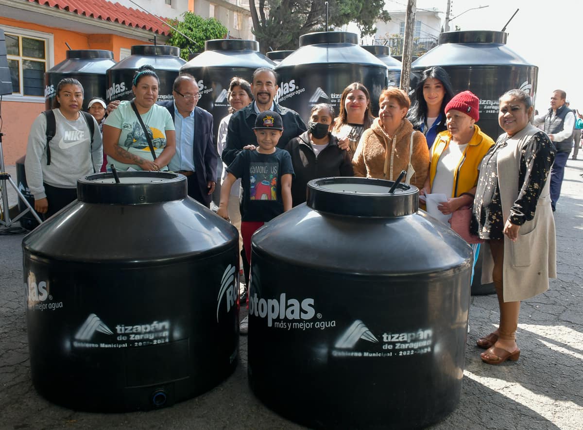 1680199819 98 La entrega de tinacos para las familias que lo necesitan