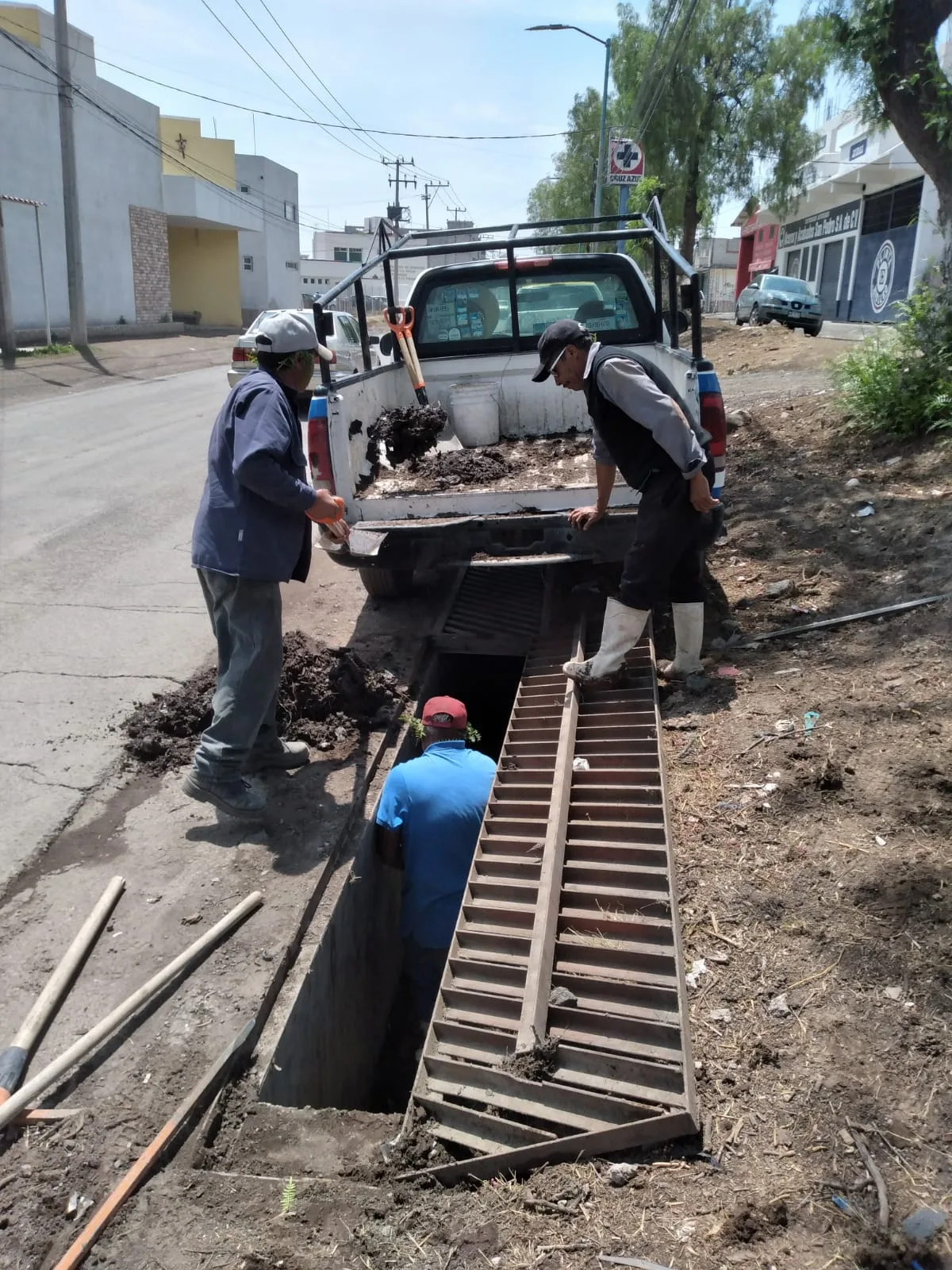 1680213127 Esta tarde el equipo de servicios publicos esta trabajando para jpg