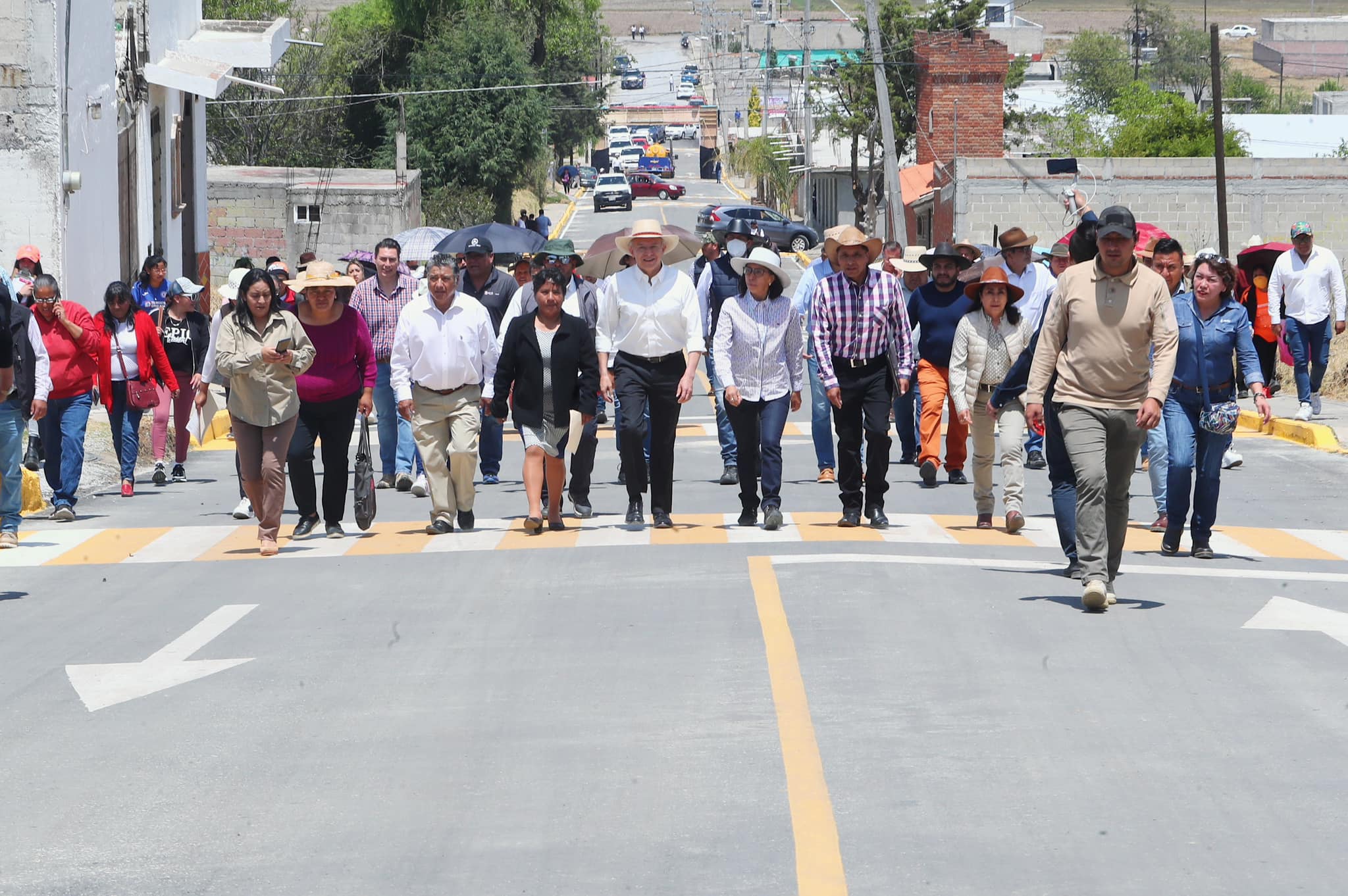 1680220449 Cumpliendo con los compromisos de campana nuestro Presidente Municipal Raymun