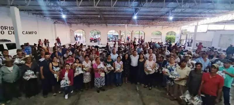 Esta tarde el presidente Lic Obed Santos Rojo en compania jpg