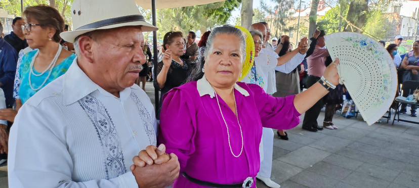 Las mujeres bailan y sonrien al ritmo de la Banda