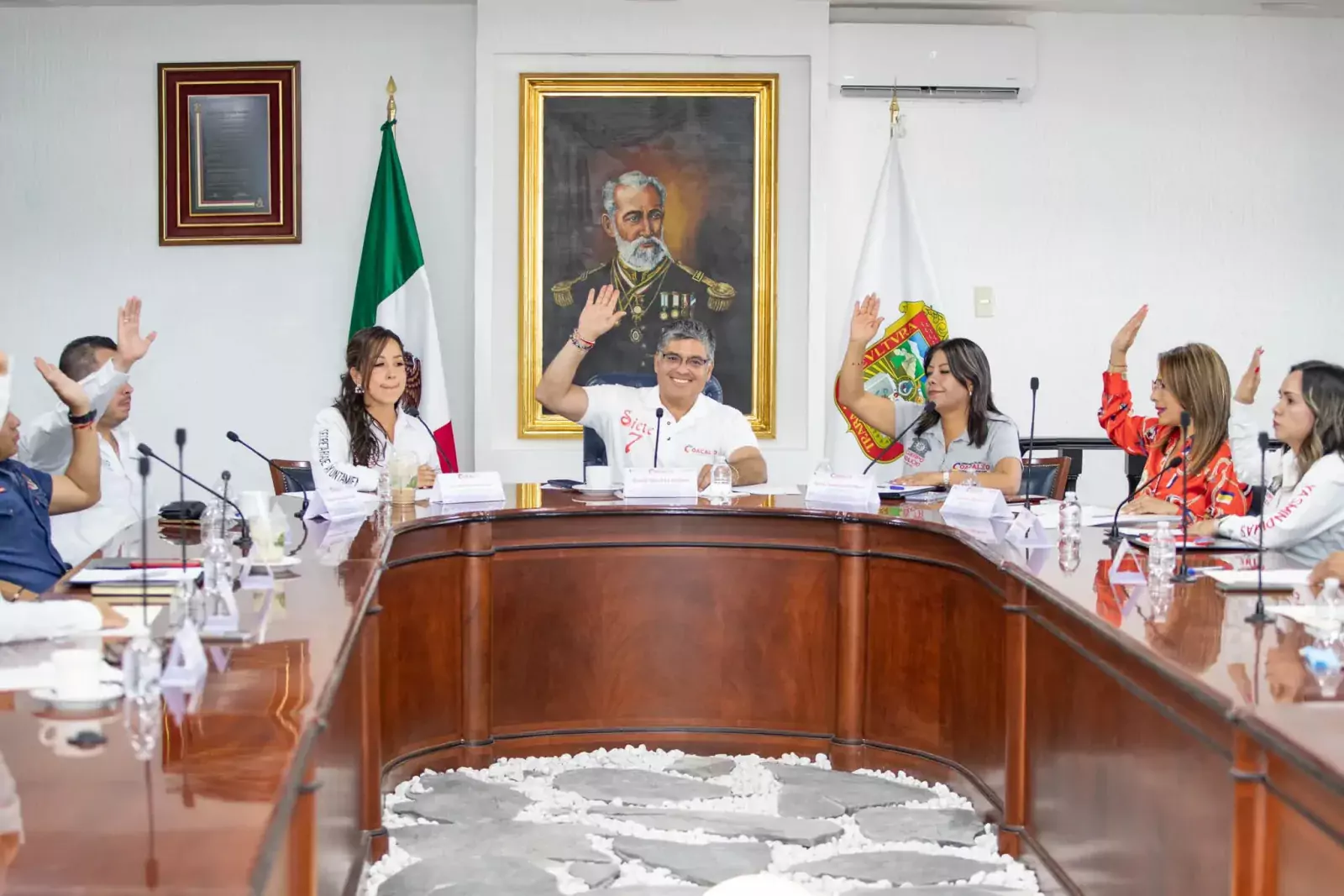 Nuestro presidente municipal David Sanchez Isidoro encabezo la sesion extraord jpg