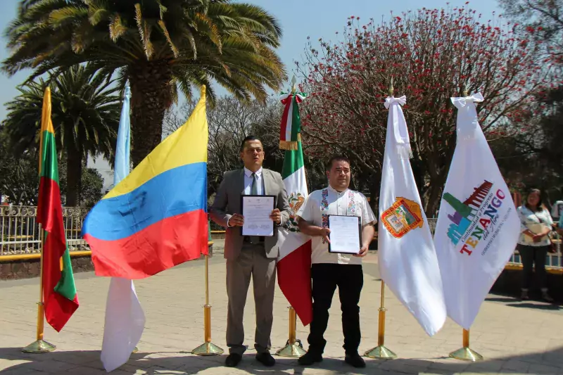 Nuestros amigos Roberto Avila y Johanna Fernandez agradecen al Alcalde jpg