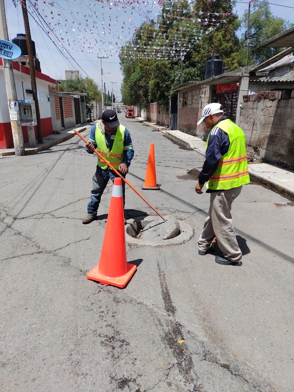 1680370755 235 Utilizando la maquina de malacate para desazolve que adquirio el