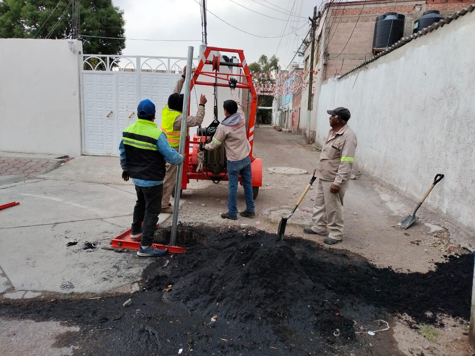 1680370760 938 Utilizando la maquina de malacate para desazolve que adquirio el