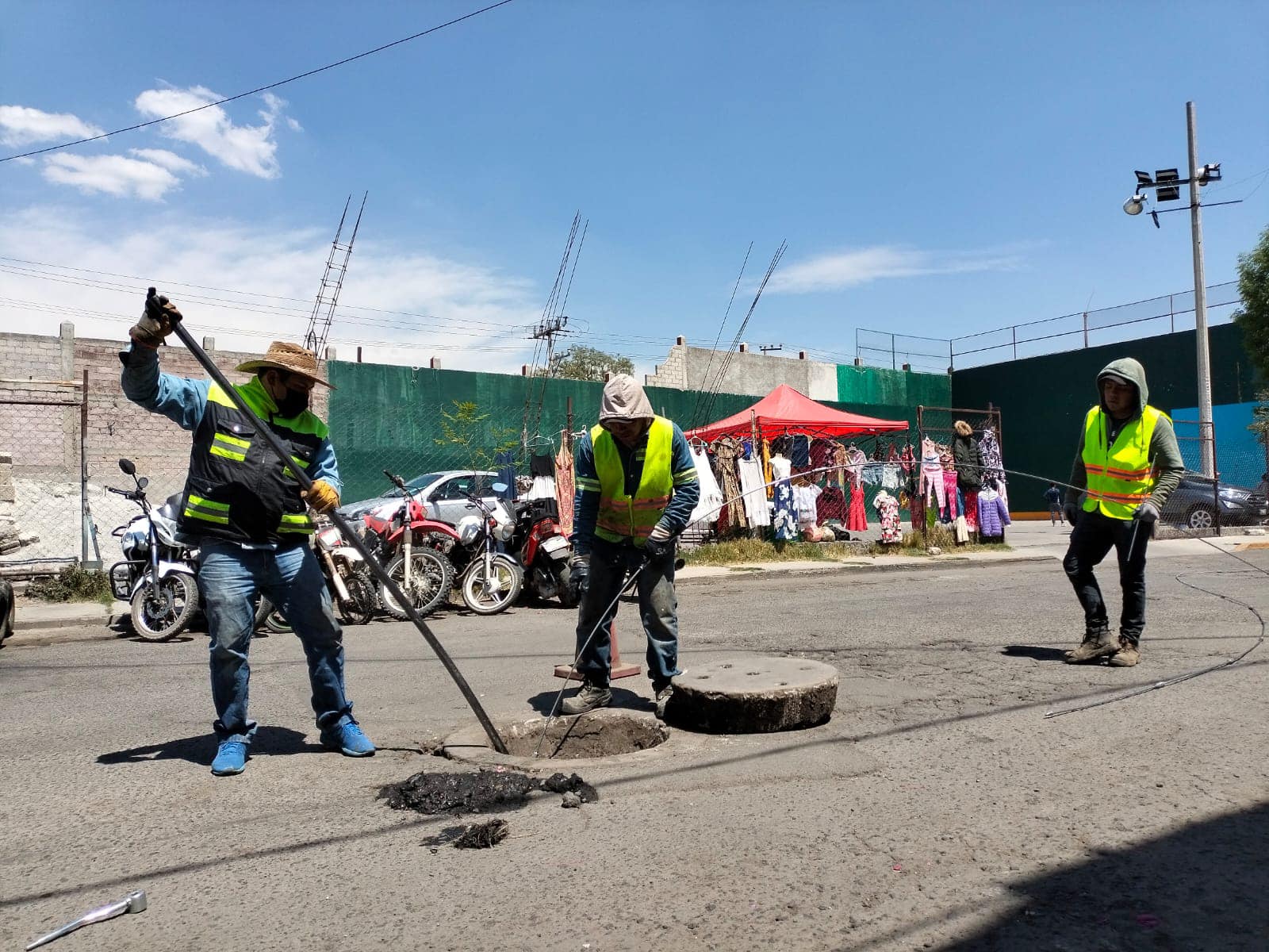 1680370764 925 Utilizando la maquina de malacate para desazolve que adquirio el