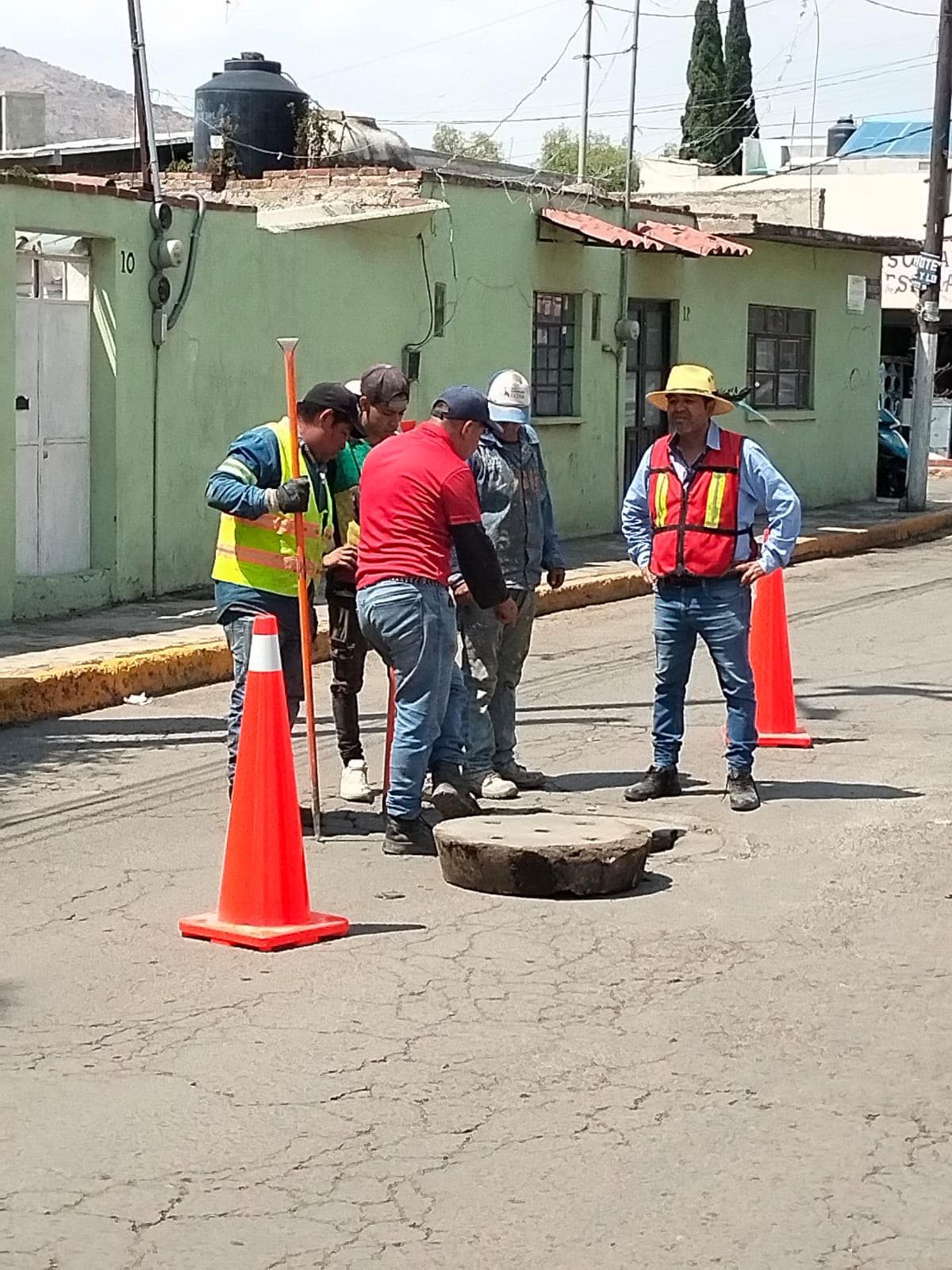 1680370770 388 Utilizando la maquina de malacate para desazolve que adquirio el