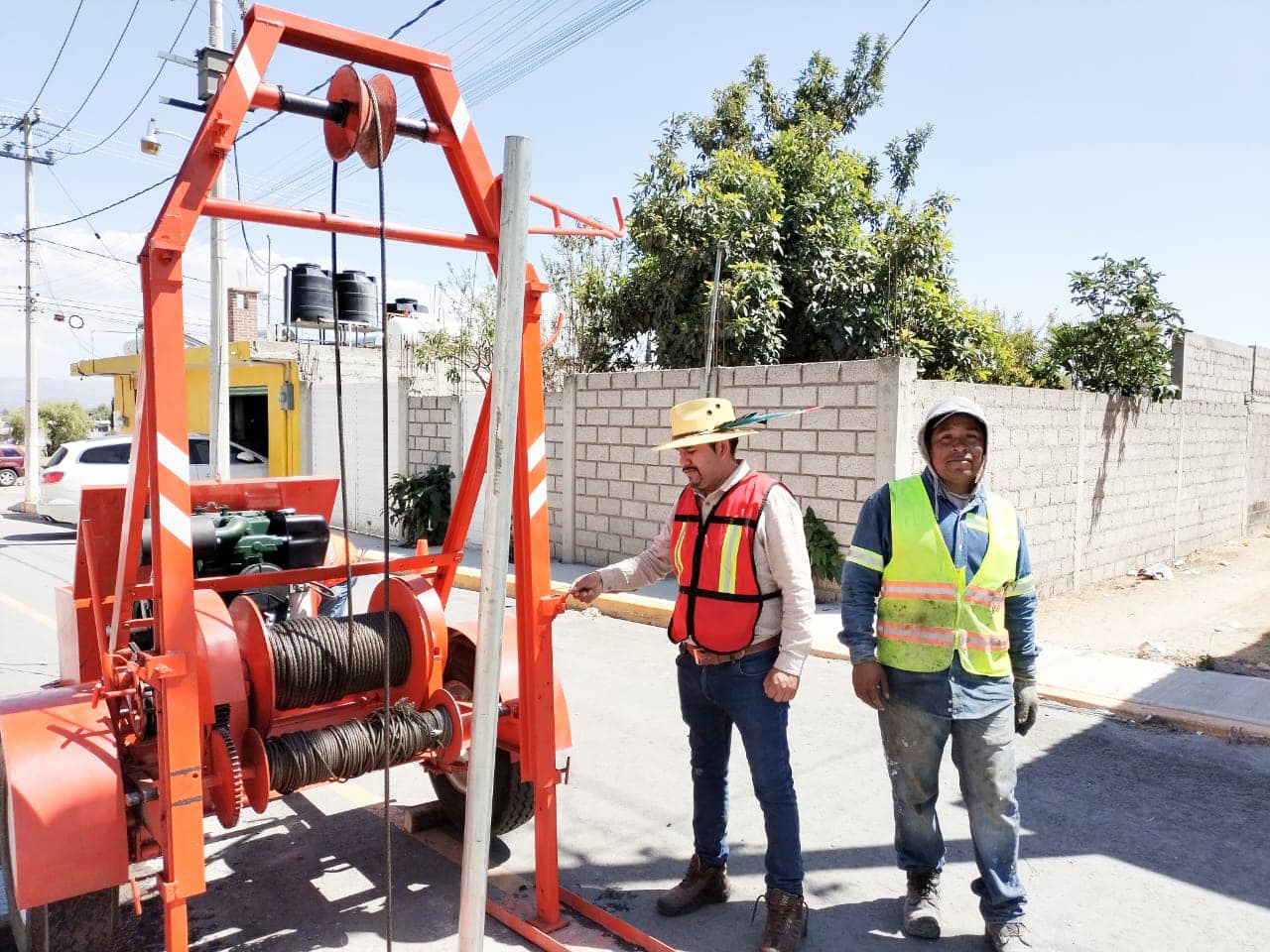 1680370821 Utilizando la maquina de malacate para desazolve que adquirio el