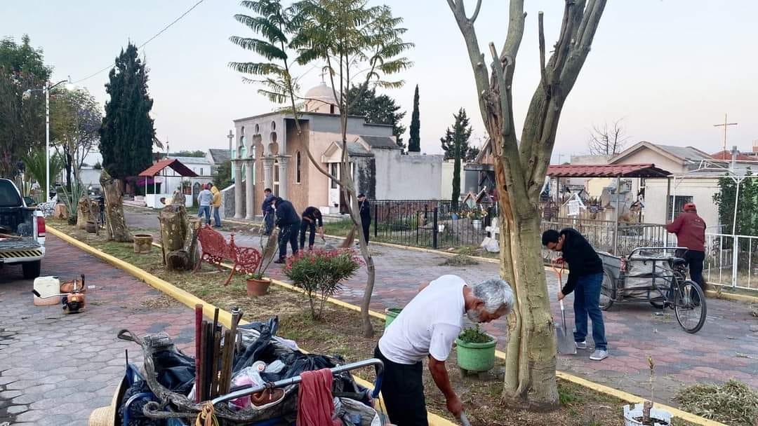 1680372741 668 SE REALIZO FAENA EN EL PANTEON MUNICIPAL