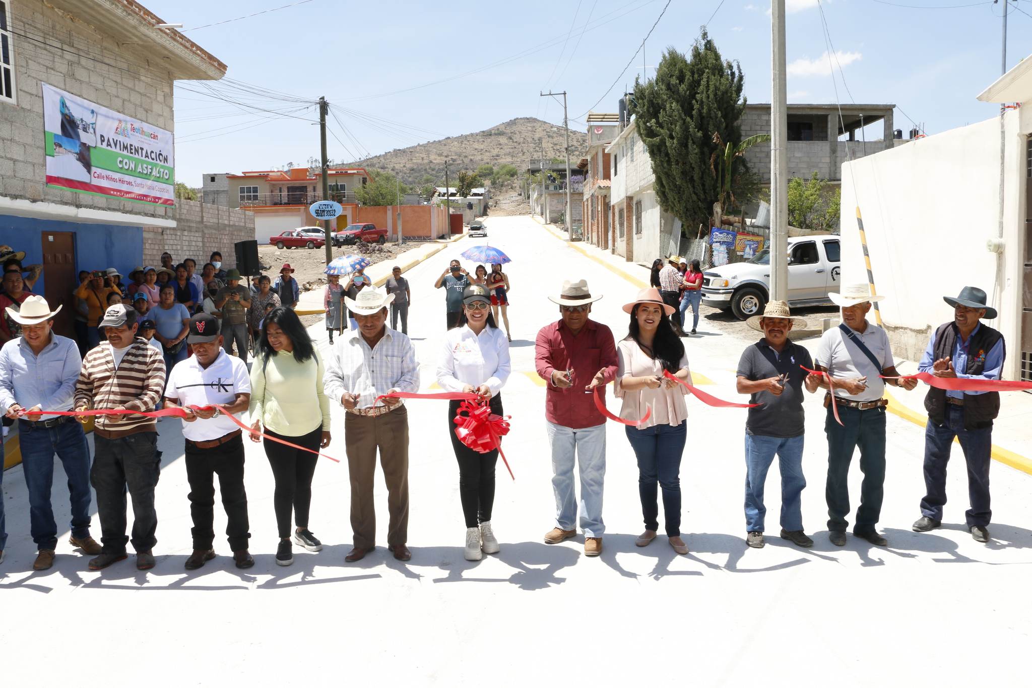 1680378492 948 Entrega de la obra Pavimentacion con asfalto calle Ninos Heroes