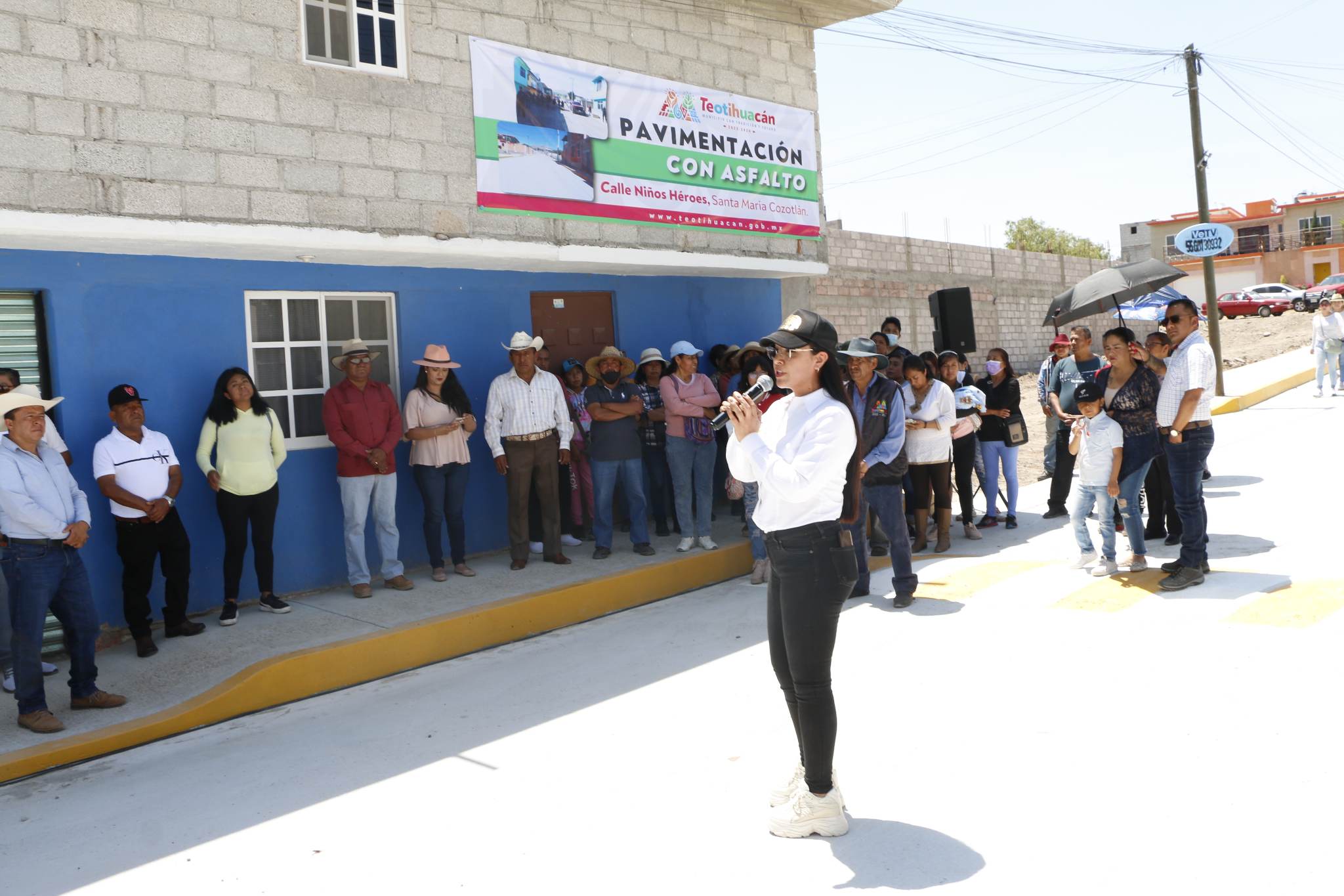 1680378496 744 Entrega de la obra Pavimentacion con asfalto calle Ninos Heroes