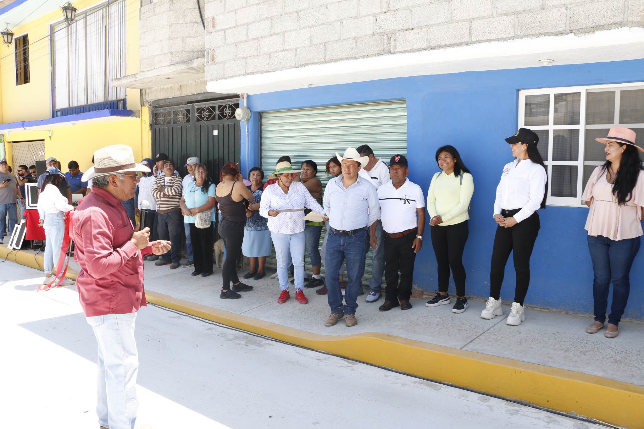 1680378503 915 Entrega de la obra Pavimentacion con asfalto calle Ninos Heroes