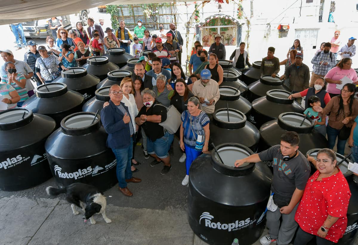 1680381436 Continua la entrega de tinacos a familias que no cuentan