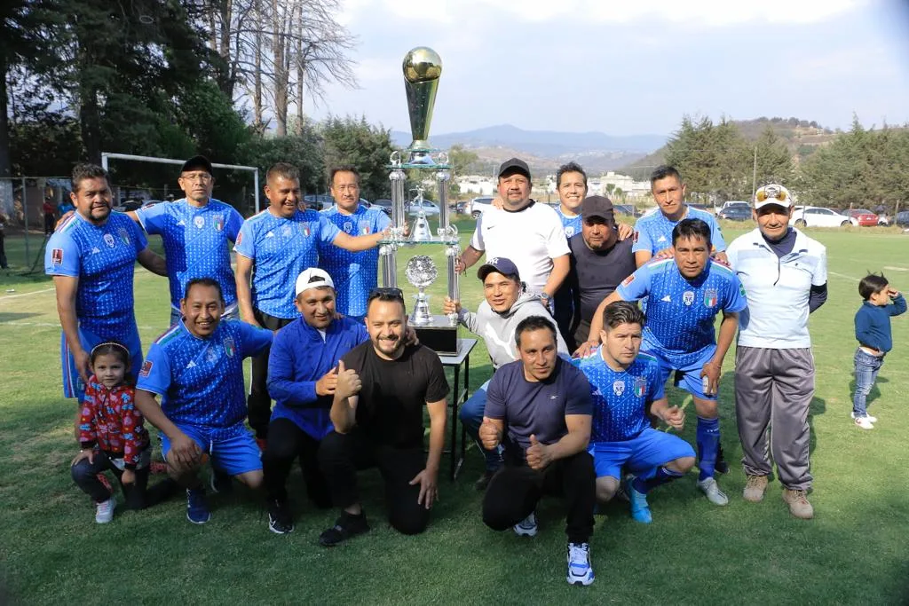 1680450132 Premiamos al Deportivo Xona tras conquistar la Liga de Veteranos jpg