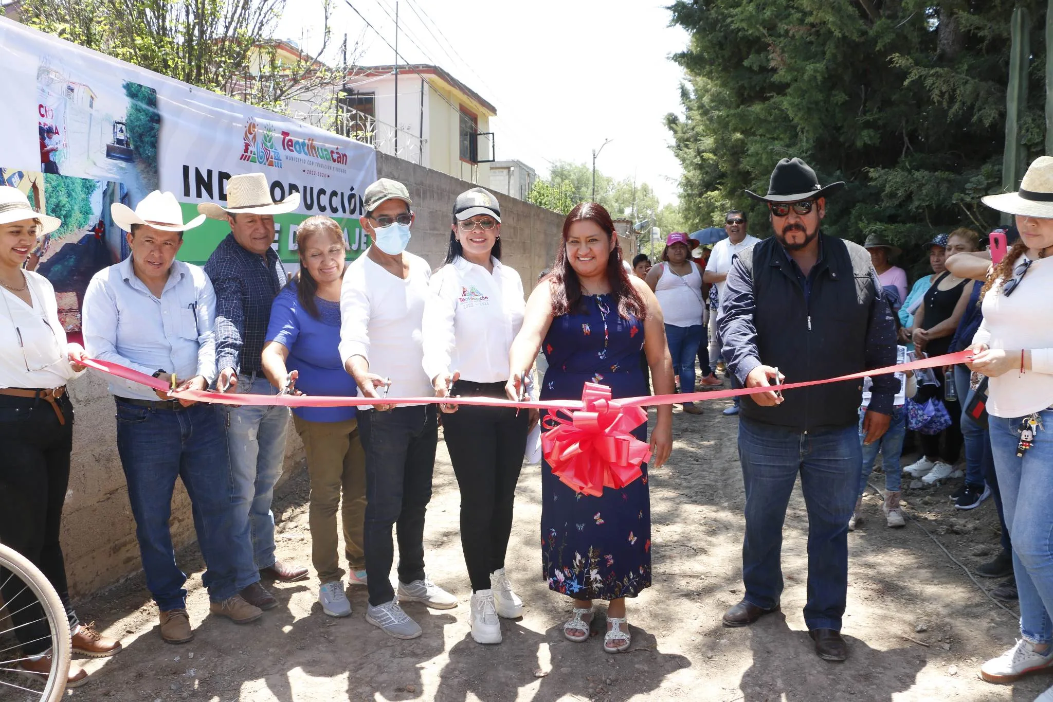 1680466747 Entrega de la obra Introduccion de Drenaje Cerrada Los Pinos jpg