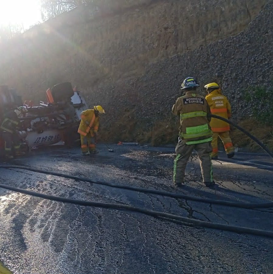 1680539838 624 Bomberos y Proteccion Civil trabajan en la Via Corta para