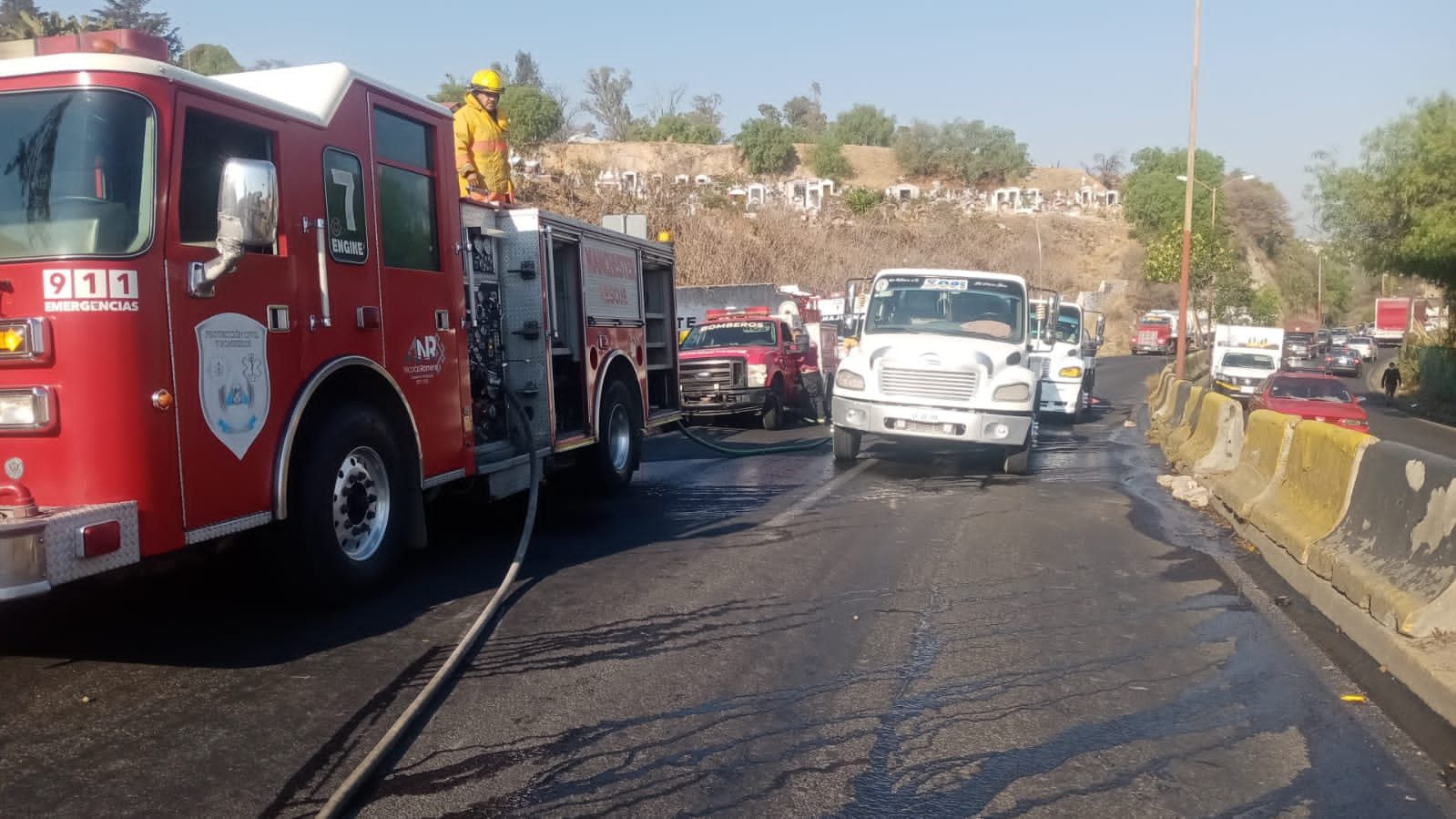 1680539850 605 Bomberos y Proteccion Civil trabajan en la Via Corta para