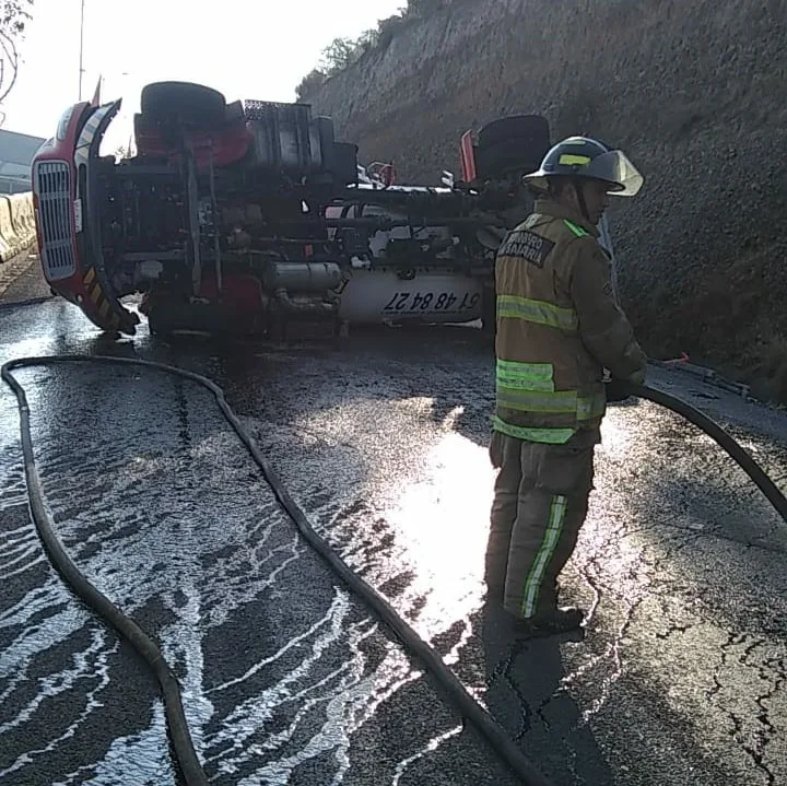 1680539899 Bomberos y Proteccion Civil trabajan en la Via Corta para jpg