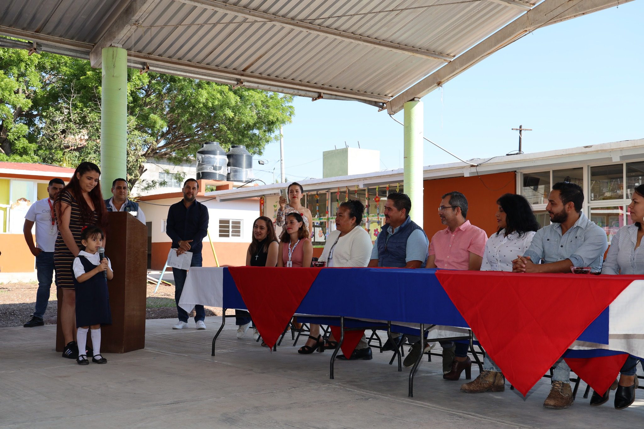 1680873027 655 En apoyo a la educacion de nuestro municipio La Presidenta