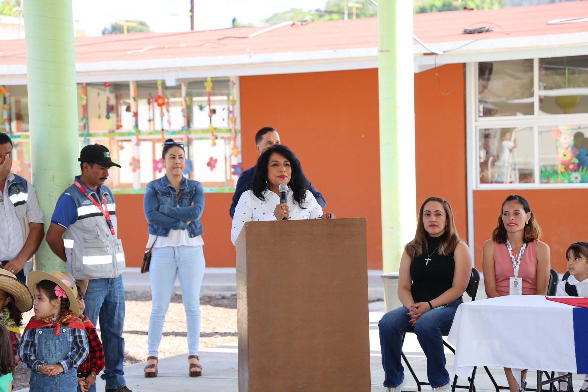 1680873039 383 En apoyo a la educacion de nuestro municipio La Presidenta