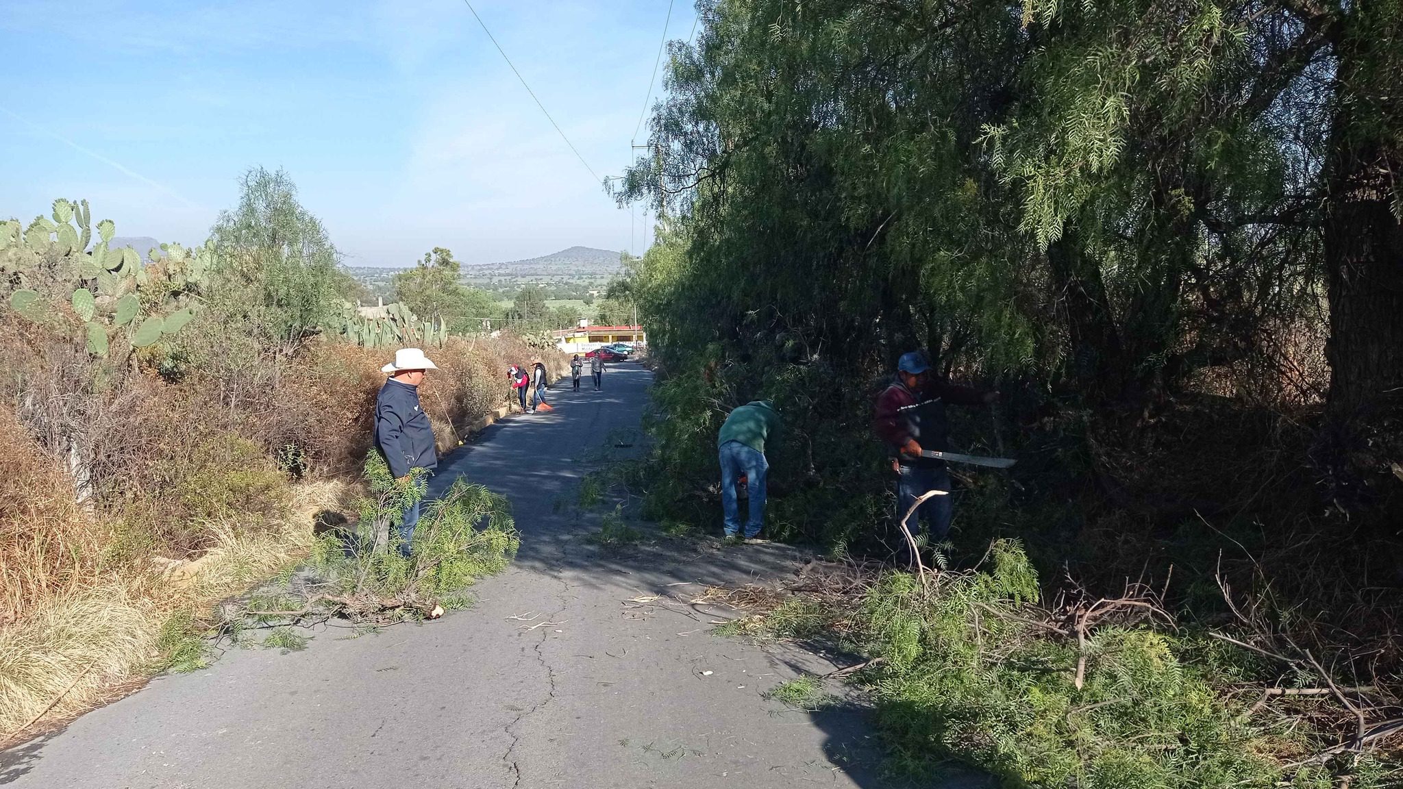 1680880285 243 En compania del Presidente Municipal Gumaro Waldo Lopez equipo