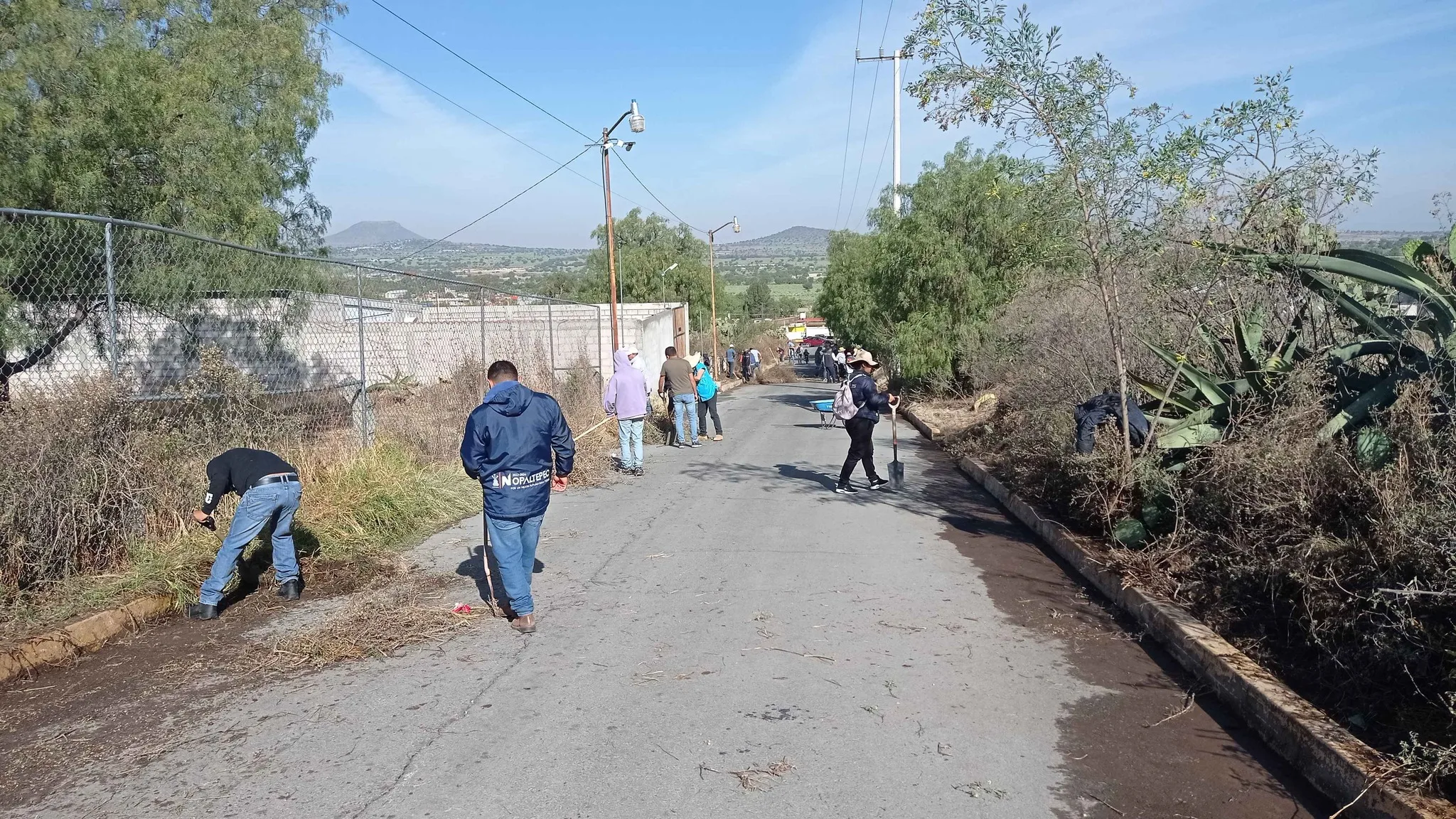 1680880340 En compania del Presidente Municipal Gumaro Waldo Lopez equipo jpg