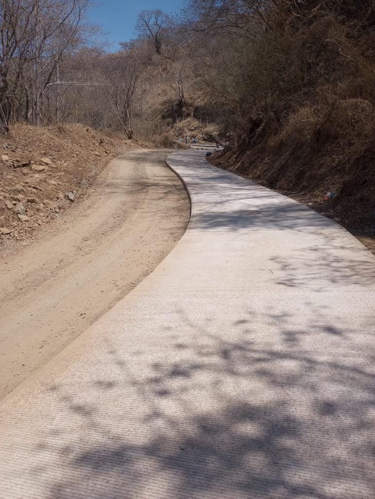 1680901581 678 Se avanza en el encementado de la carretera de Palmar