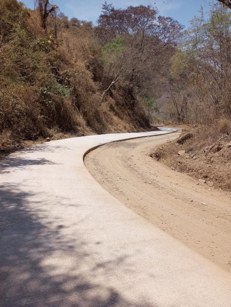 1680901588 829 Se avanza en el encementado de la carretera de Palmar